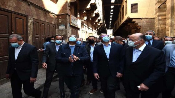 من الخيامية إلى الغورية.. الأهالى يهتفون : “تحيا مصر.. تحيا مصر” ننشر تفاصيل جولة رئيس الوزراء في القاهرة التاريخية