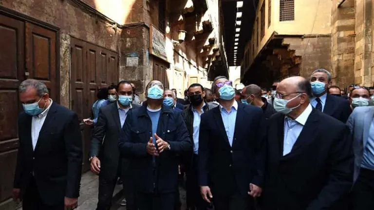 من الخيامية إلى الغورية.. الأهالى يهتفون : "تحيا مصر.. تحيا مصر" ننشر تفاصيل جولة رئيس الوزراء في القاهرة التاريخية