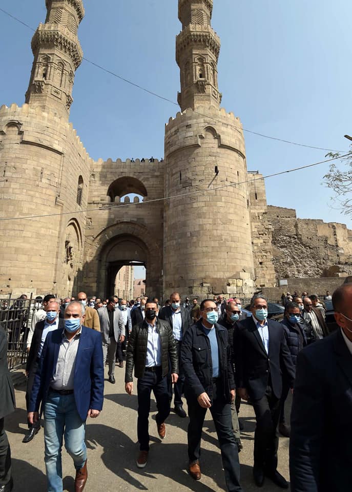 من الخيامية إلى الغورية.. الأهالى يهتفون : "تحيا مصر.. تحيا مصر" ننشر تفاصيل جولة رئيس الوزراء في القاهرة التاريخية