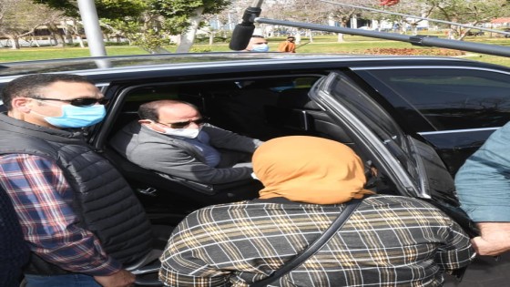 سيدة تستوقف موكب السيسى خلال جولته التفقدية اليوم الجمعة .. الرئيس يستمع لها فماذ قالت؟