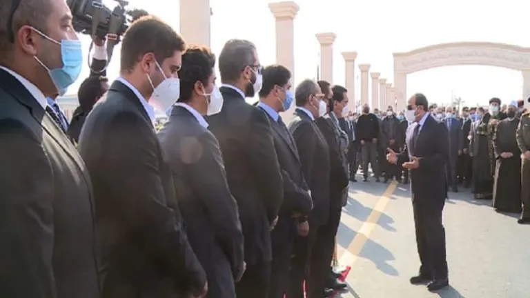بالفيديو .. الرئيس السيسي يتقدم الجنازة العسكرية للدكتور كمال الجنزوري .. يقدم واجب العزاء لاسرته