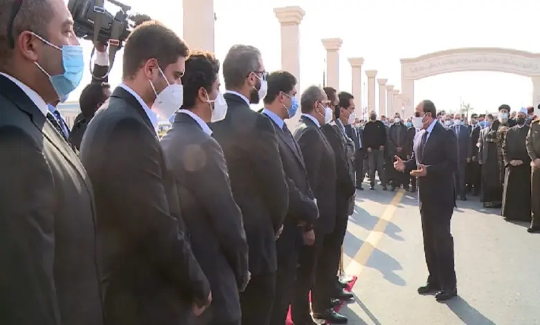 بالفيديو .. الرئيس السيسي يتقدم الجنازة العسكرية للدكتور كمال الجنزوري .. يقدم واجب العزاء لاسرته