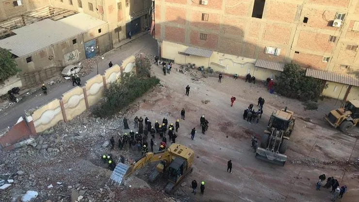 الأهالى تكشف سبب إنهيار عقار جسر السويس