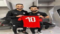 محمد صلاح يهدى قميصه لعمرو السولية بعد لقاء مصر وجزر القمر