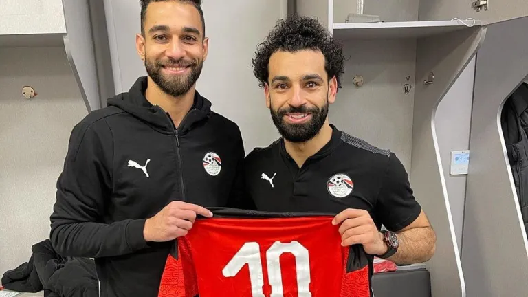 محمد صلاح يهدى قميصه لعمرو السولية بعد لقاء مصر وجزر القمر