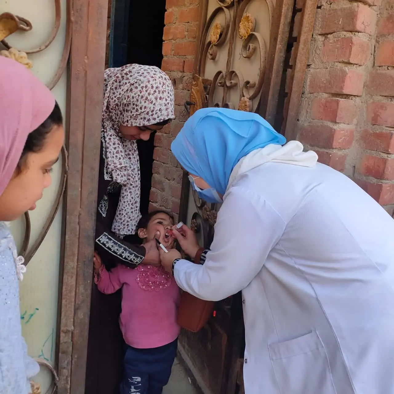 230 فرقة طبية متحركة وأخرى ثابتة تشارك في تطعيم 96577 طفلا ضد شلل الأطفال بالصف جنوب الجيزة