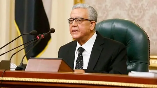 مستعجلين ليه.. لسه في حصة سابعة.. رئيس "النواب" يداعب الاعضاء