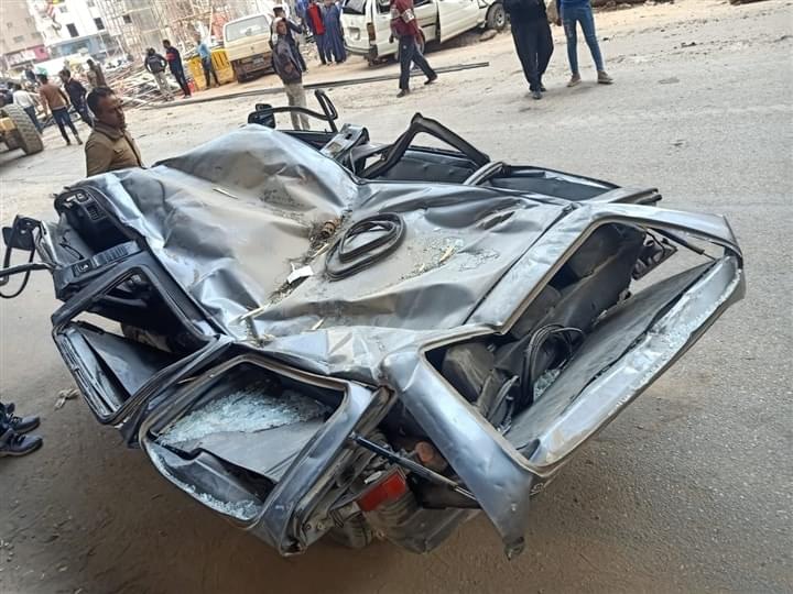 شاهد بالفيديو والصور .. لحظة سقوط عمود حديدي تحت الانشاء بكوبري ترسا الجديد على سيارتين .. ننشر القصة الكاملة