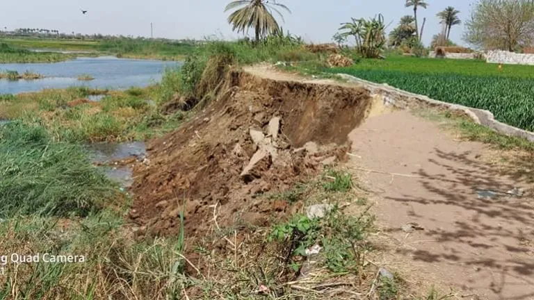 انهيار الجسر الترابي الفاصل بين نهر النيل وقرية الجزيرة الشقراء بالصف جيزة