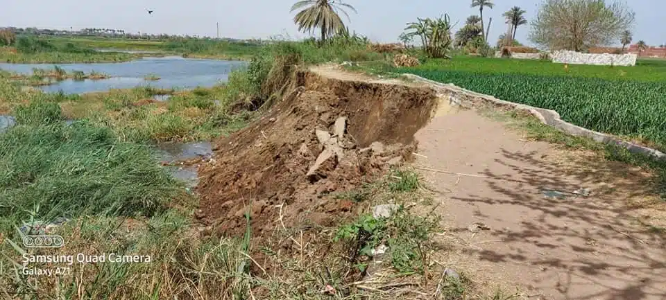 انهيار الجسر الترابي الفاصل بين نهر النيل وقرية الجزيرة الشقراء بالصف جيزة