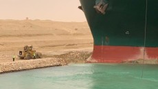 قناة السويس: تطلب تعويض بملايين الدولارات من مالك السفينة الجانحة بها
