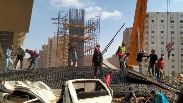 شاهد بالفيديو والصور .. لحظة سقوط عمود حديدي تحت الانشاء بكوبري ترسا الجديد على سيارتين .. ننشر القصة الكاملة