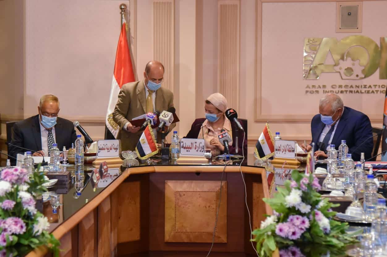 وزيرة البيئة : إنشاء أول مصنع لإنتاج خشب MDF من جريد النخيل بالوادي الجديد بتكلفة ٥٠٠ مليون جنيه