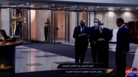 العنانى يُهدى الرئيس السيسى تمثال «توت عنخ أمون»
