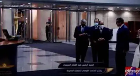 العنانى يُهدى الرئيس السيسى تمثال «توت عنخ أمون»