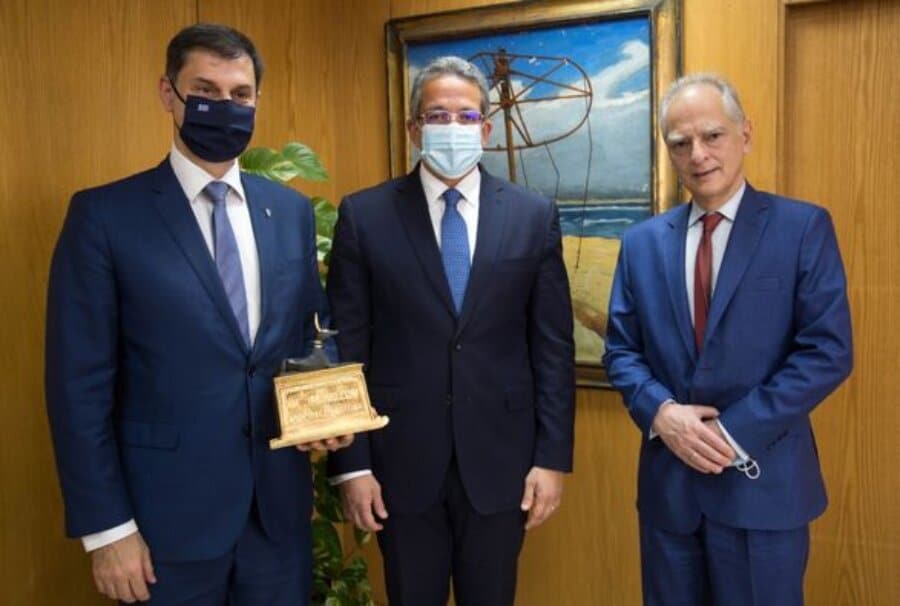 للمشاركة في حضور موكب المومياوات الملكية .. وزير السياحة والآثار يلتقي بنظيره اليوناني