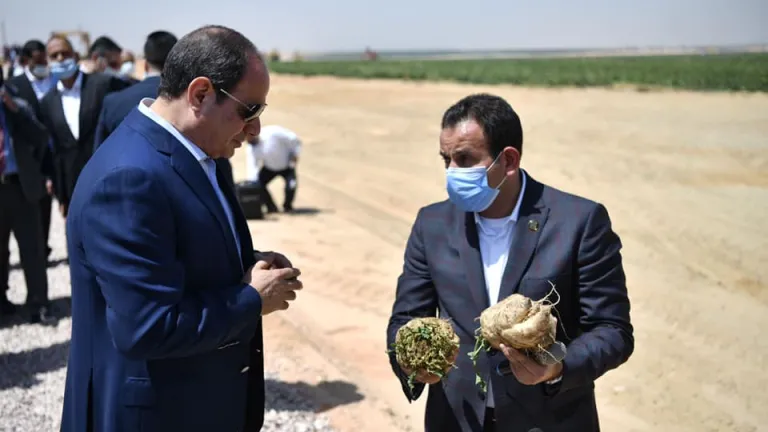 خلال تفقده لمشروع "مستقبل مصر" للإنتاج الزراعي بالصحراء الغربية .. السيسى يدعوا اصحاب الشركات الزراعية بزيادة استثماراتهم فى المشروع .. يلتقى بعدد من الاعلاميين