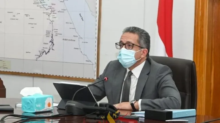 بعد اعتماد الشعار الجديد .. وزير السياحة والآثار يجتمع بلجنة "خبراء الترويج السياحي"
