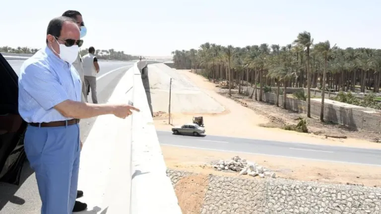 خلال جولته التفقدية ظهر اليوم .. الرئيس السيسى يشاهد تبطين الترعة الجيزاوية بالبدرشين .. يلتقى ببعض المواطنين ويستمع لمطالبهم وأرائهم