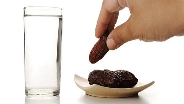 هذا ما اثبته العلم الحديث .. فوائد الافطار على ماء وتمر ثم الصلاة