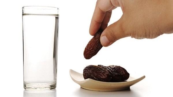 هذا ما اثبته العلم الحديث .. فوائد الافطار على ماء وتمر ثم الصلاة