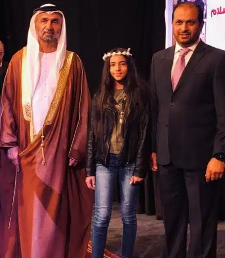 رئيس المجلس العالمي للتسامح وسفير الامارات يكرما الطالبة "جويرية أمير "