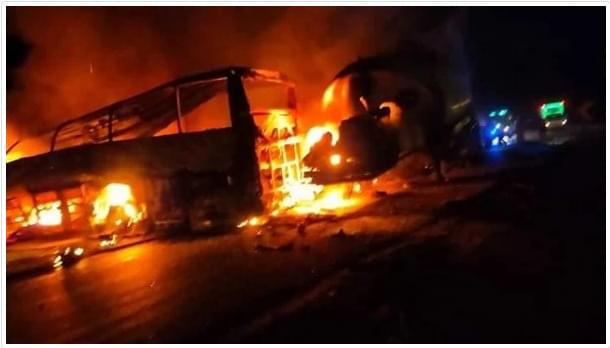 سحورهم فى الجنة .. ارتفاع ضحايا حادث أسيوط لـ 18 وفاة .. الدفع بـ31 سيارة إسعاف لإنقاذ المصابين ونقل الجثث المتفحمة