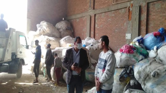 شاهد بالفيديو .. غلق وتشميع 3 مصانع لإعادة تدوير المخلفات بأبو النمرس