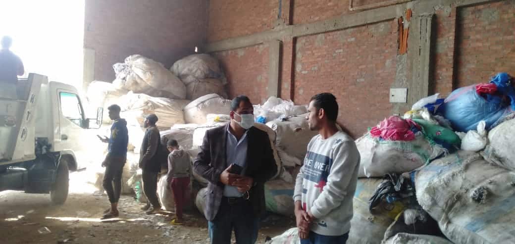 شاهد بالفيديو .. غلق وتشميع 3 مصانع لإعادة تدوير المخلفات بأبو النمرس