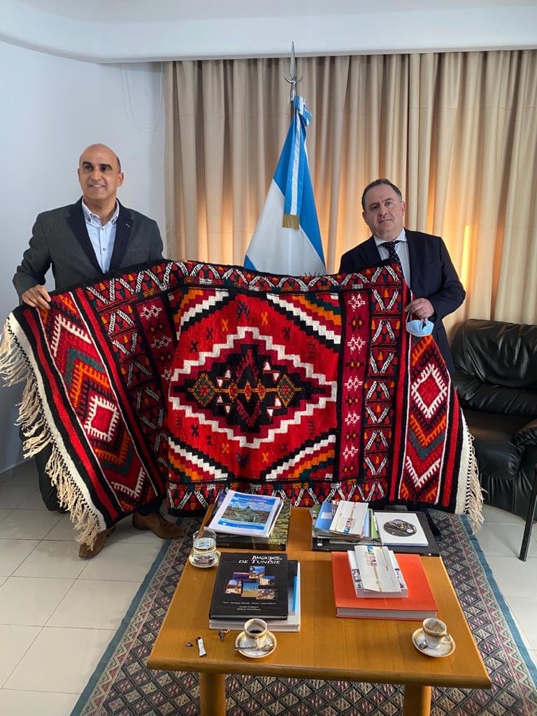 الأربد يبحث مع سفير الأرجنتين في ليبيا دعم فروسية البولو