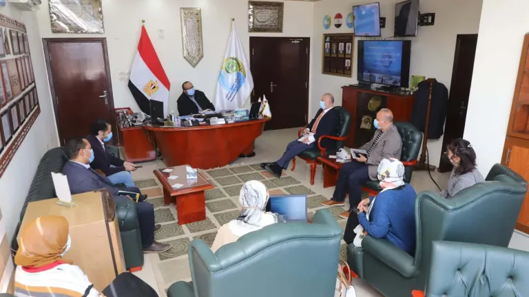 لمناقشة آليات تطوير ورفع كفاءة البرامج المالية والتحول الرقمى  .. رئيس شركة مياه اسيوط يستقبل خبراء المشروع