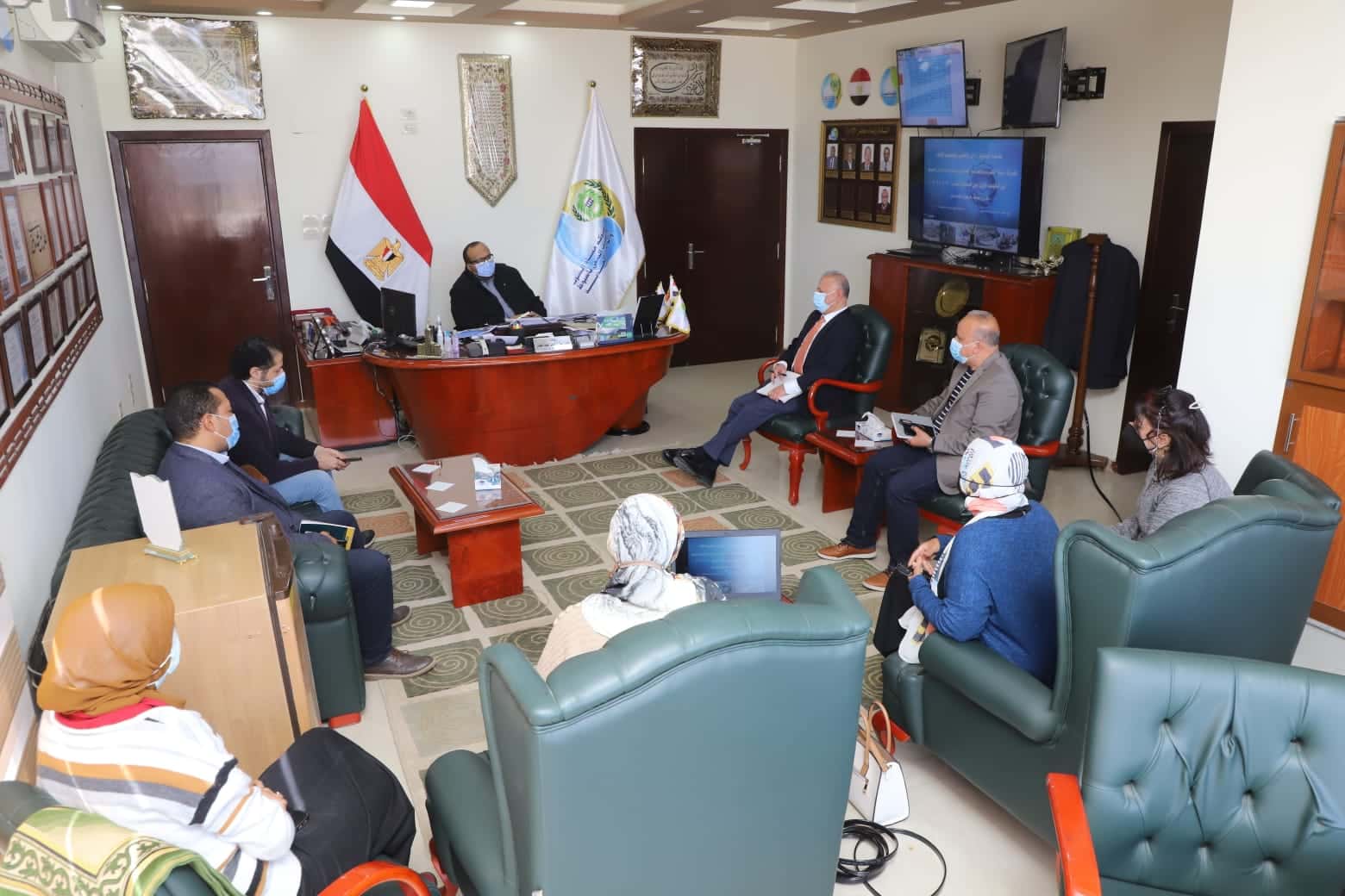لمناقشة آليات تطوير ورفع كفاءة البرامج المالية والتحول الرقمى .. رئيس شركة مياه اسيوط يستقبل خبراء المشروع