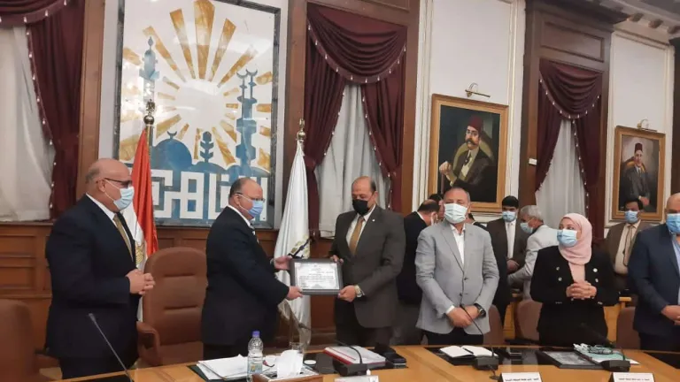 محافظ القاهرة يُكرم عددا من المشاركين فى رفع كفاءة مسار المومياوات