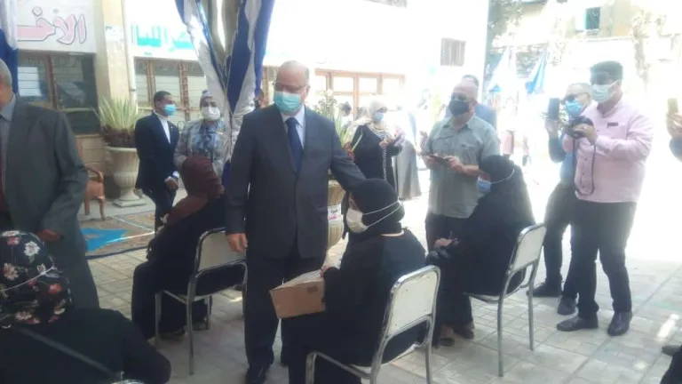 محافظ القاهرة يوزع عددا من كراتين المواد التموينية على الاسر بالدرب الأحمر تفعيلا لمبادرة"حياة كريمة"