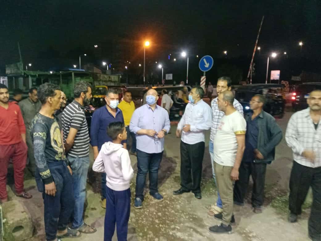 تطبيقاً لقرار الحظر .. نائب محافظ الجيزة يُشرف على غلق المحلات فى الحوامدية