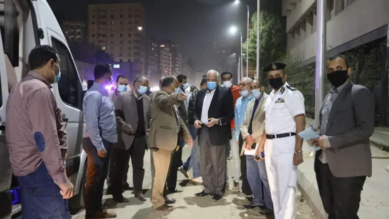 حتي الساعات الأولى من صباح اليوم .. محافظ الجيزة يتابع أعمال التطوير بشوارع خاتم المرسلين والبحر الأعظم والنيل السياحى .. يعطى توجيهات هامة لرؤساء الأحياء