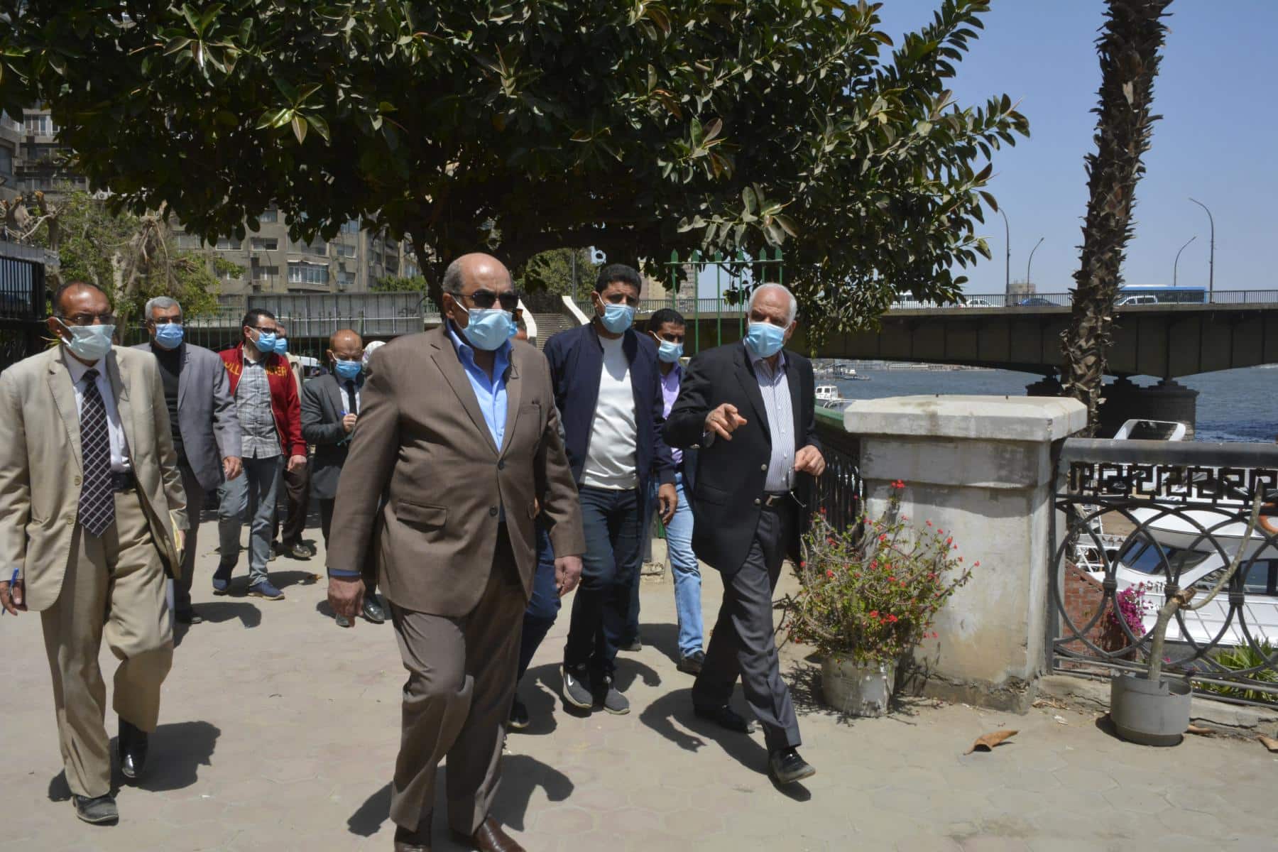 خلال أولى جولاته الرمضانية .. هذا ما قاله محافظ الجيزة لرئيس حى جنوب