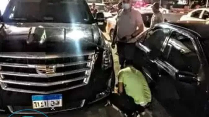 شاهد بالصور .. رئيس حى الدقى يُكلبش سيارة الفنان محمد رمضان