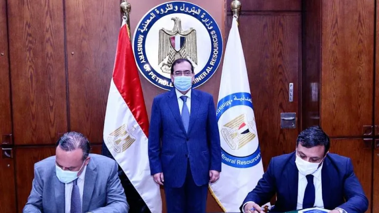للتنقيب عن الذهب بالصحراء الشرقية .. وزير البترول والثروة المعدنية يشهد توقيع عقد جديد