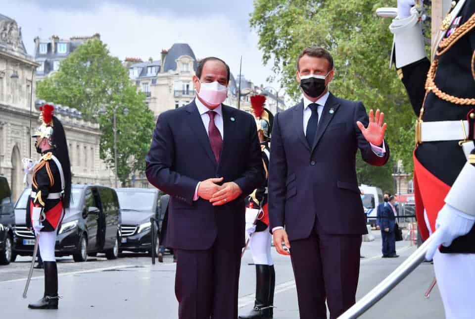 شاهد بالصور .. حفاوة استقبال الرئيس الفرنسي للرئيس السيسى بقصر المؤتمرات بباريس