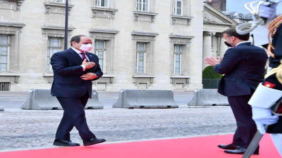 شاهد بالصور .. حفاوة استقبال الرئيس الفرنسي للرئيس السيسى بقصر المؤتمرات بباريس