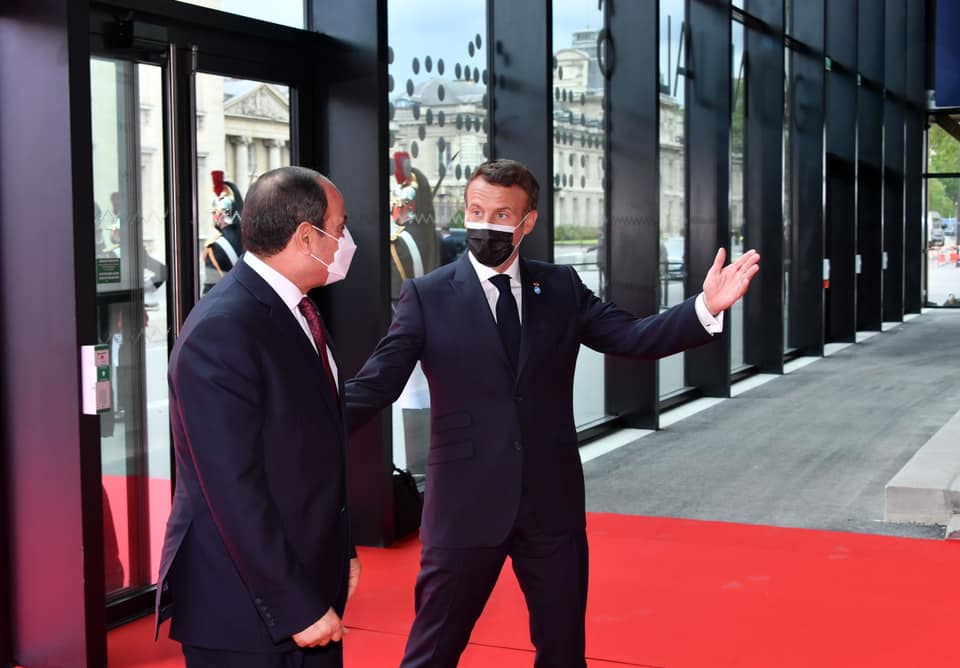 شاهد بالصور .. حفاوة استقبال الرئيس الفرنسي للرئيس السيسى بقصر المؤتمرات بباريس