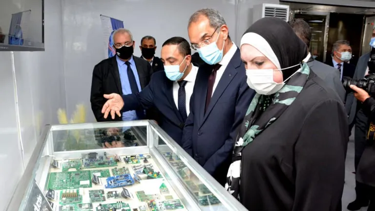 وزيرى الصناعة والاتصالات ورئيس الهيئة العربية للتصنيع .. يدشنون خطوط إنتاج أول منتج عربي من التابلت واللاب توب