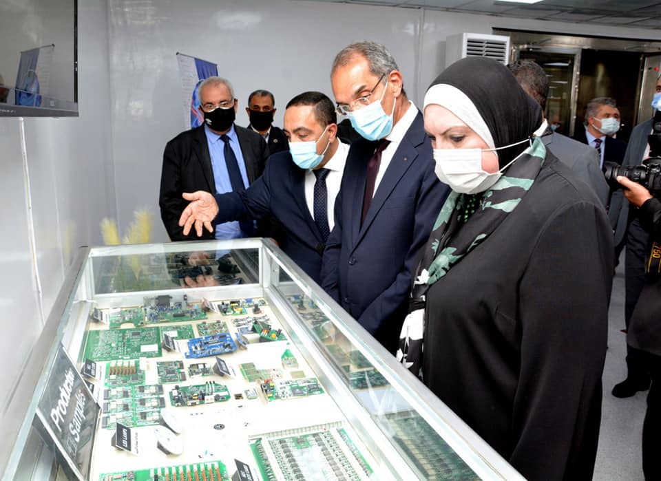وزيرى الصناعة والاتصالات ورئيس الهيئة العربية للتصنيع .. يدشنون خطوط إنتاج أول منتج عربي من التابلت واللاب توب 1 وزيرى الصناعة والاتصالات ورئيس الهيئة العربية للتصنيع .. يدشنون خطوط إنتاج أول منتج عربي من التابلت واللاب توب