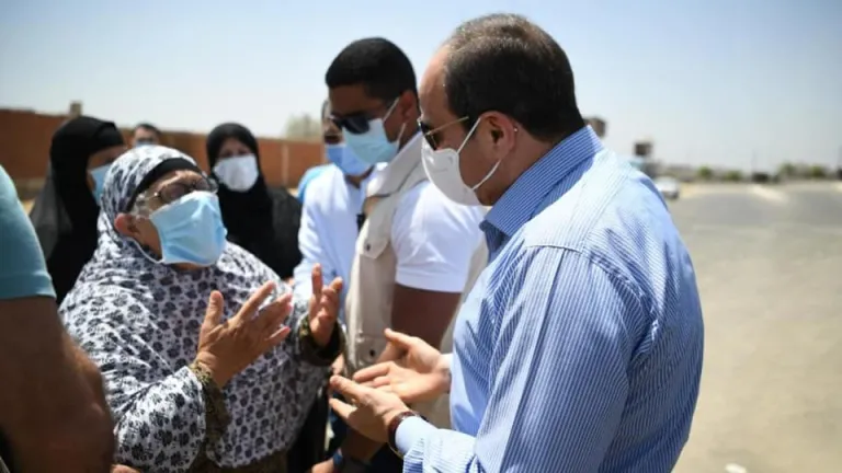 خلال جولته التفقديبة .. السيسى يلتقى بعدد من المواطنين .. يتابع اعمال تطوير عدد من المحاور والطرق الجديدة بمنطقة شرق القاهرة ويشدد على مسئولو المواقع