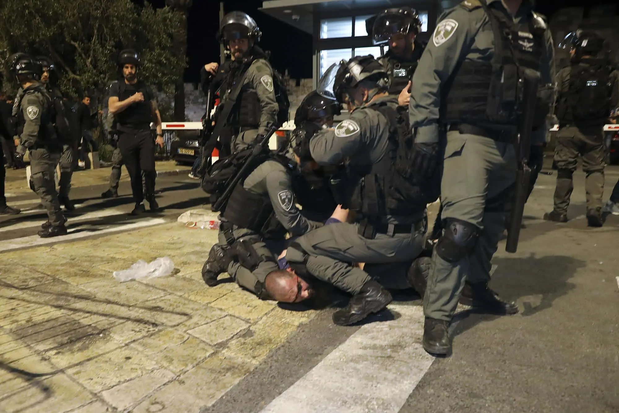 بعد ساعات من الهدنة .. شاهد بالفيديو: لحظة اقتحام الشرطة الإسرائيلية لـ المسجد الأقصى
