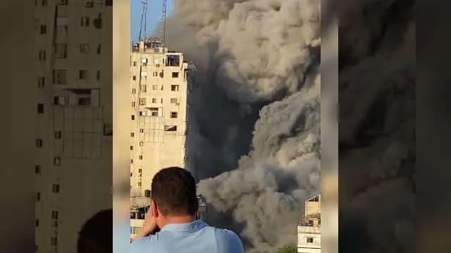 شاهد بالفيديو .. لحظة قصف الجيش الإسرائيلي لبرج الجلاء في غزة