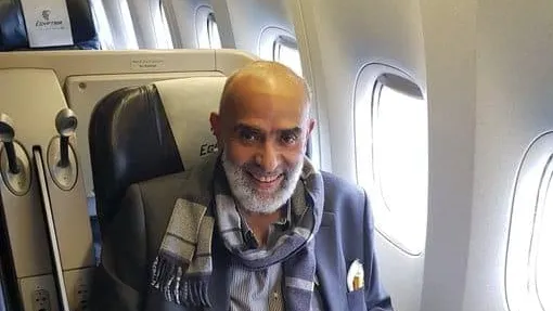 أشرف السعد يصل مطار القاهرة بعد فترة غياب عن مصر تجاوزت الـ26 عاما