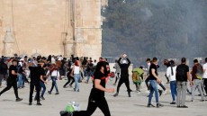 دفاعاً عن الاقصى .. مئات الجرحى الفلسطينين في صدامات مع الشرطة الإسرائيلية