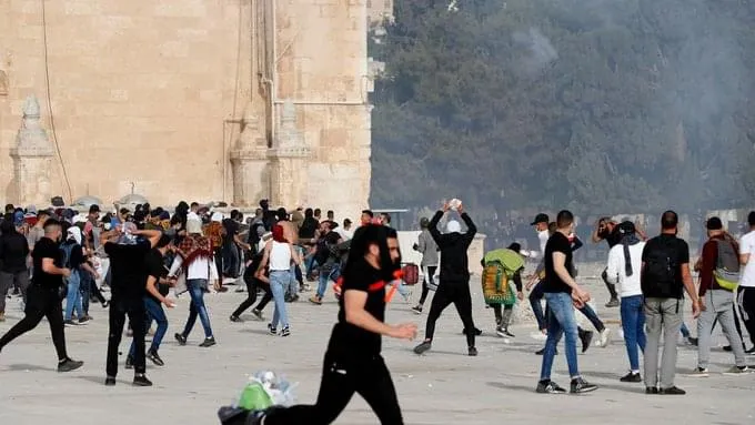 دفاعاً عن الاقصى .. مئات الجرحى الفلسطينين في صدامات مع الشرطة الإسرائيلية